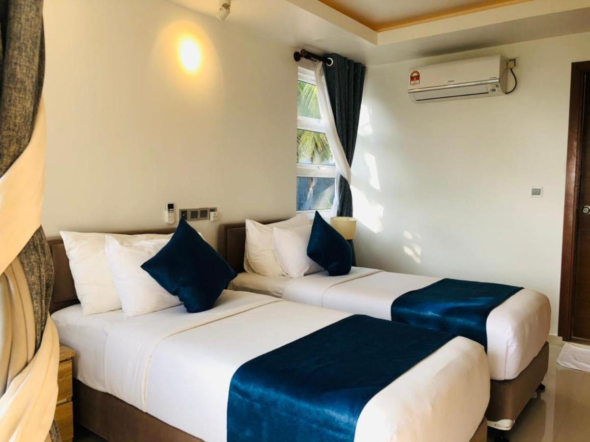 Reef Edge Thulusdhoo, Maldives Hotel Bagian luar foto