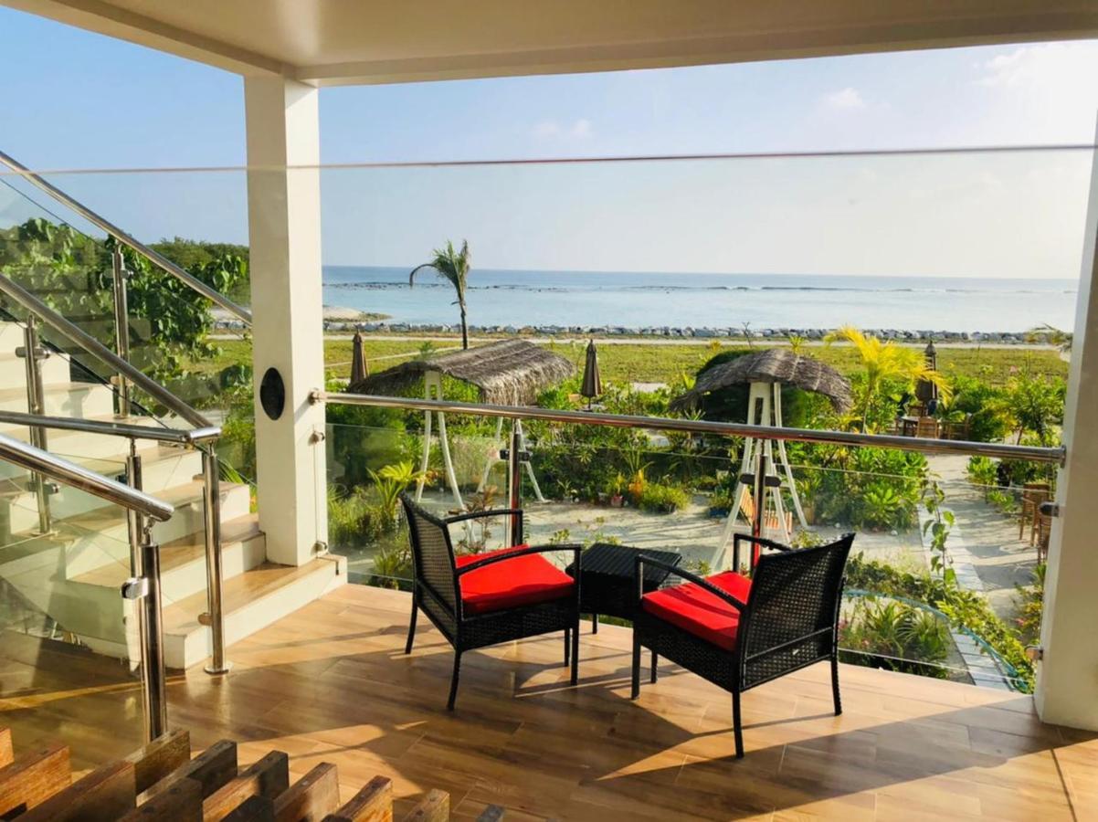 Reef Edge Thulusdhoo, Maldives Hotel Bagian luar foto