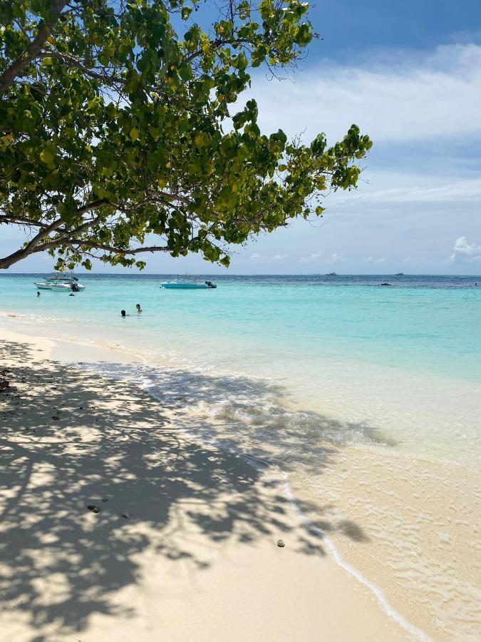 Reef Edge Thulusdhoo, Maldives Hotel Bagian luar foto