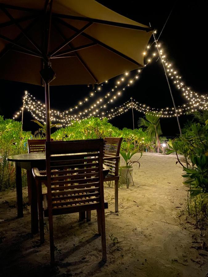 Reef Edge Thulusdhoo, Maldives Hotel Bagian luar foto