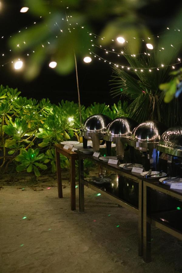 Reef Edge Thulusdhoo, Maldives Hotel Bagian luar foto