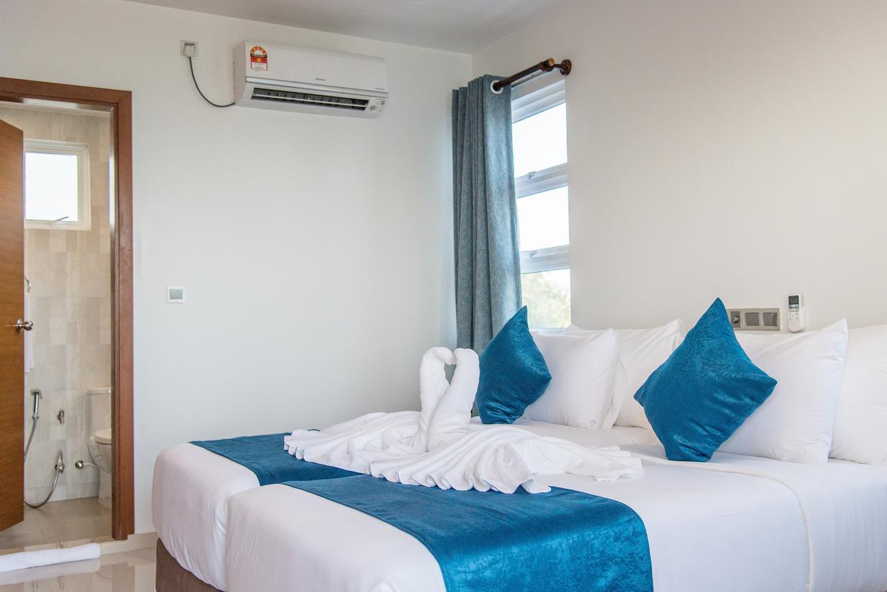 Reef Edge Thulusdhoo, Maldives Hotel Bagian luar foto
