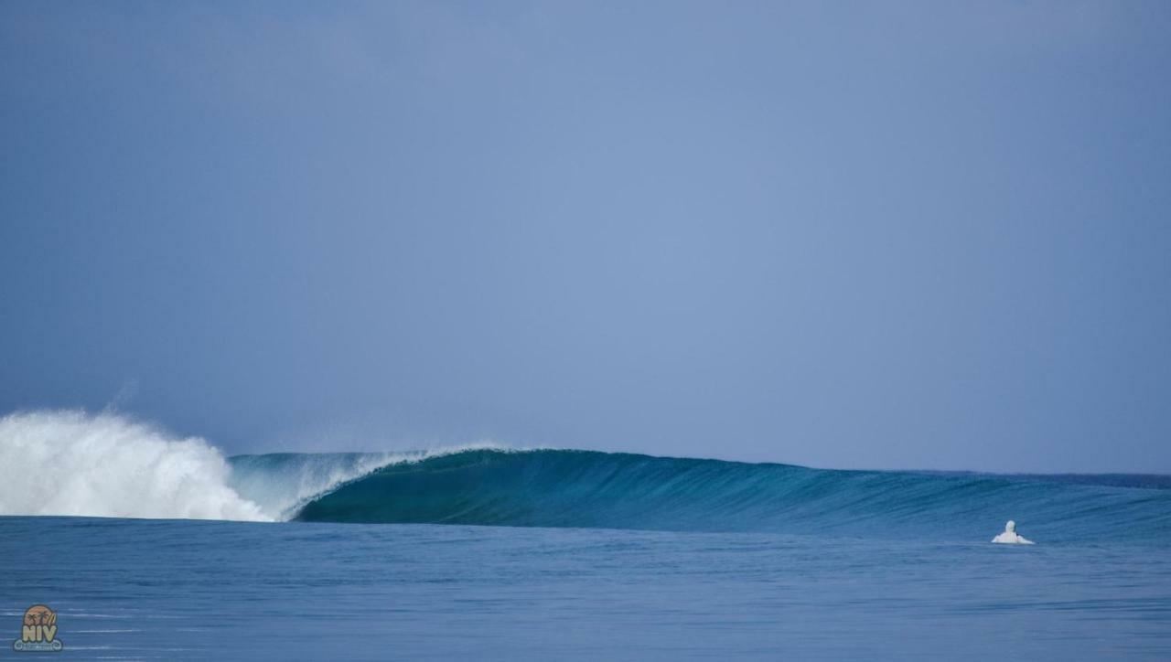 Reef Edge Thulusdhoo, Maldives Hotel Bagian luar foto